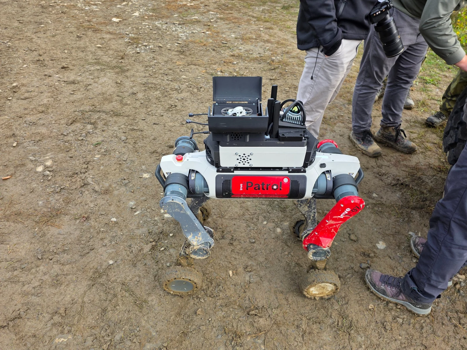 Blato na podvozku a kolesách robotickej platformy Invelogy M20 po terénnom teste